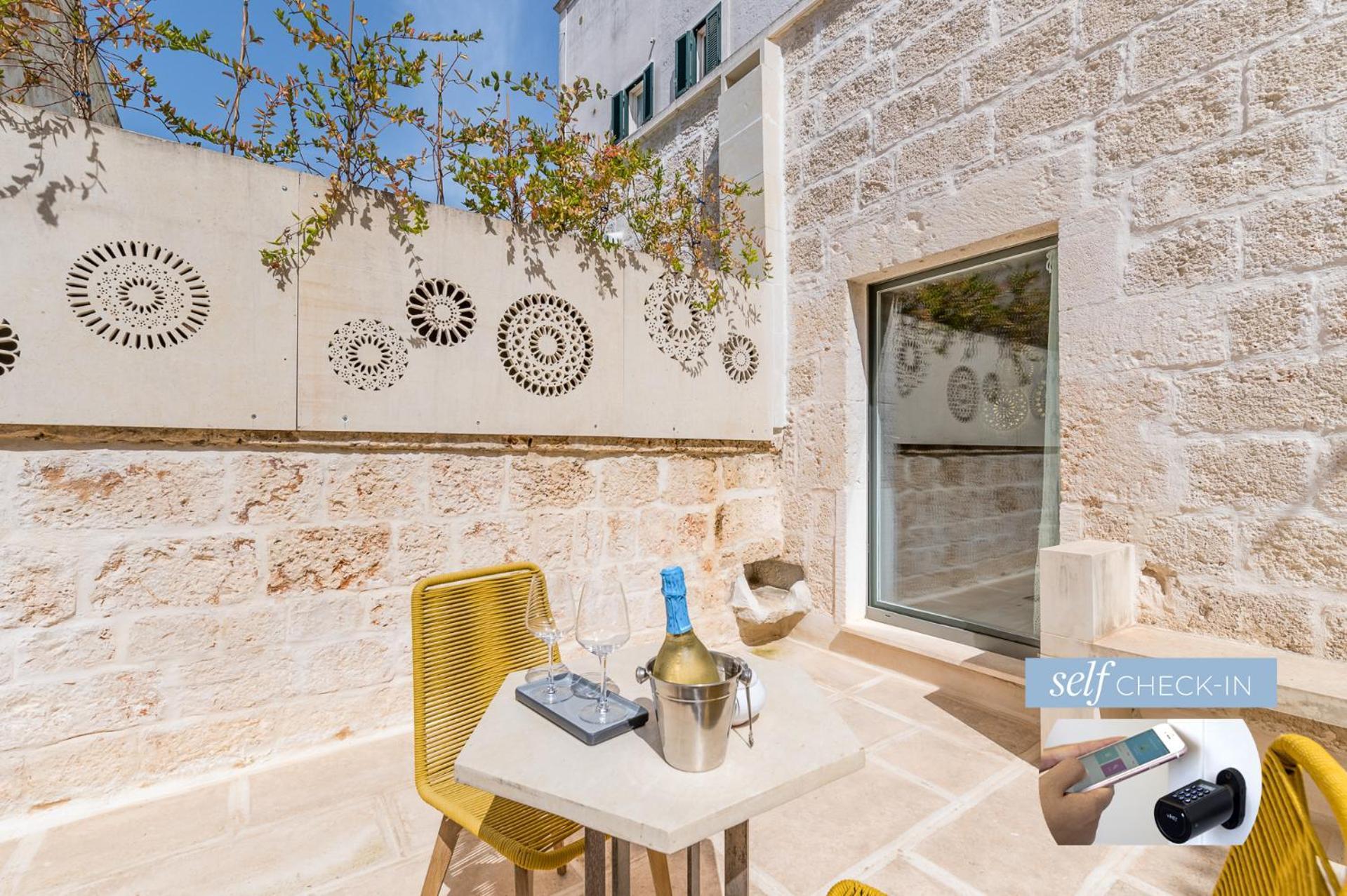 Vico Bianco Raro Smart Rooms Collection Ostuni Bagian luar foto