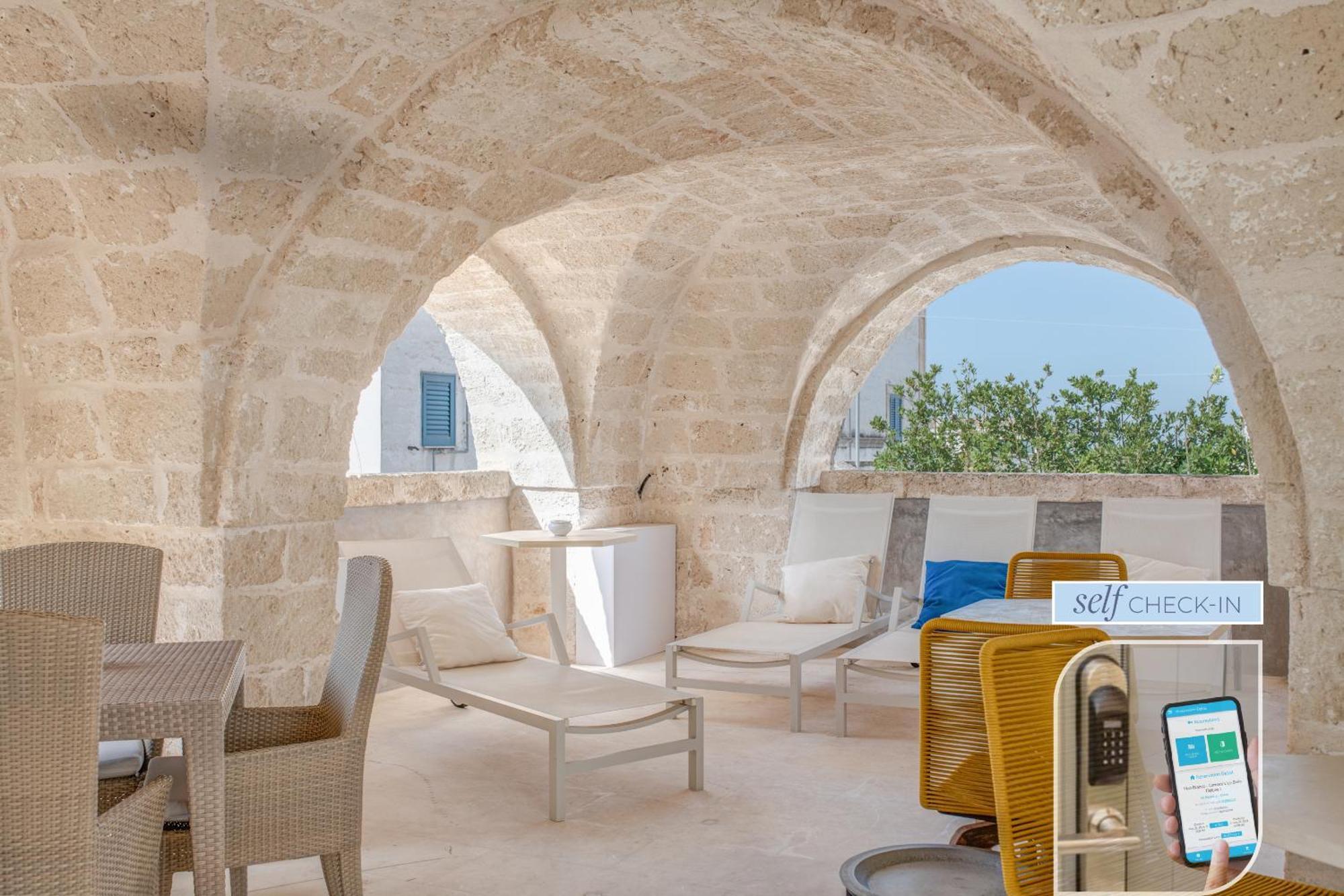 Vico Bianco Raro Smart Rooms Collection Ostuni Bagian luar foto